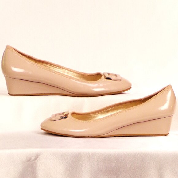 BANDOLINO 9.5M BDTAD beige faux-patent-leather low wedge-heel pumps all synth. - Picture 1 of 16